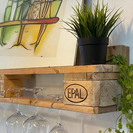 Haus Mit Garten Und Kamin *